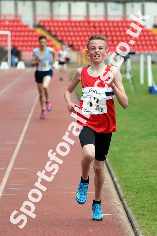 Boys under-13s 1500 metres, North Eastern Champs, Gateshead Stadium. Photo: David T. Hewitson/Sports for All Pics